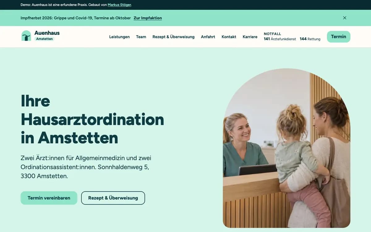 Home page of the Auenhaus demo, Amstetten location: heading “Ihre Hausarztordination in Amstetten”, buttons for appointment and prescription, photo at the reception desk