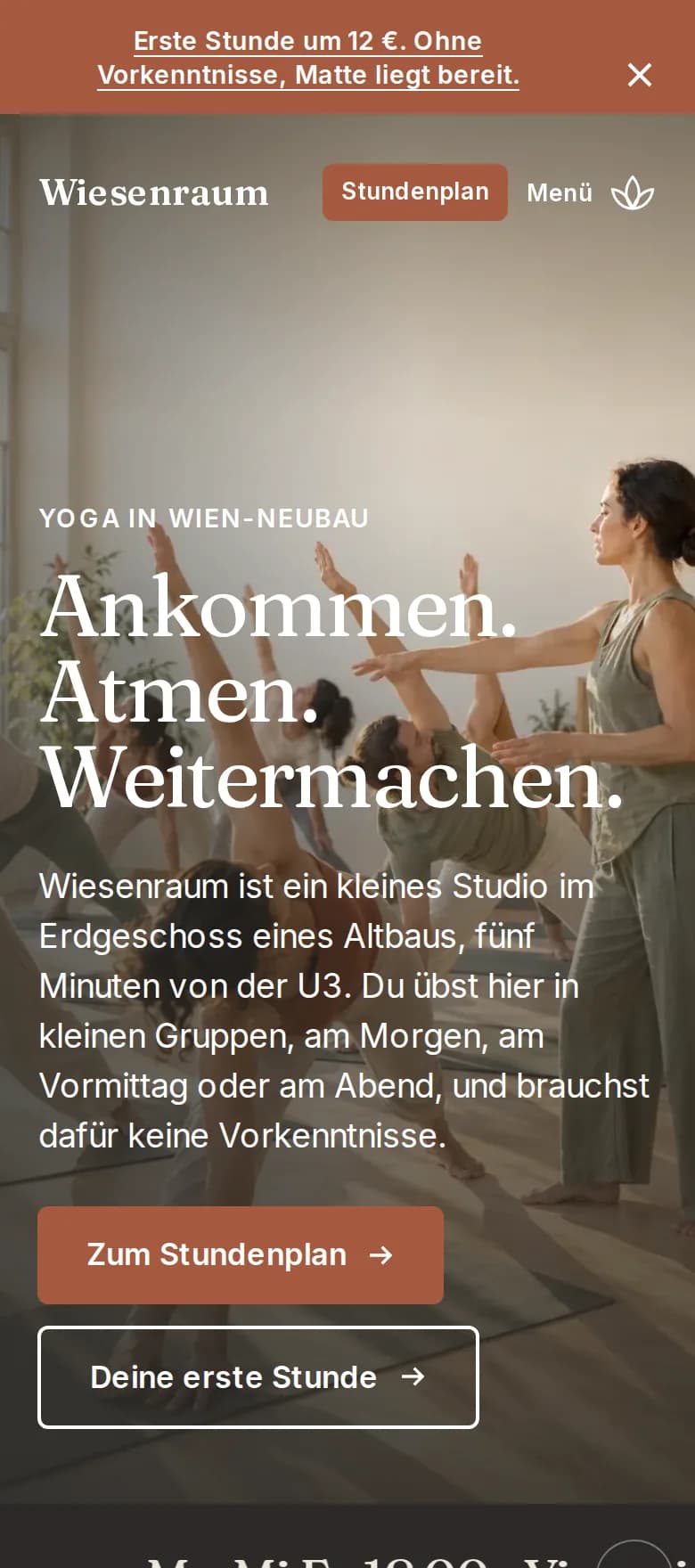 Startseite der Demo Wiesenraum auf dem Handy: Foto einer Yogagruppe, Überschrift „Ankommen. Atmen. Weitermachen.“, Knöpfe „Zum Stundenplan“ und „Deine erste Stunde“